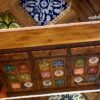 credenza-con-formelle-dettaglio credenza-con-formelle-dettaglio